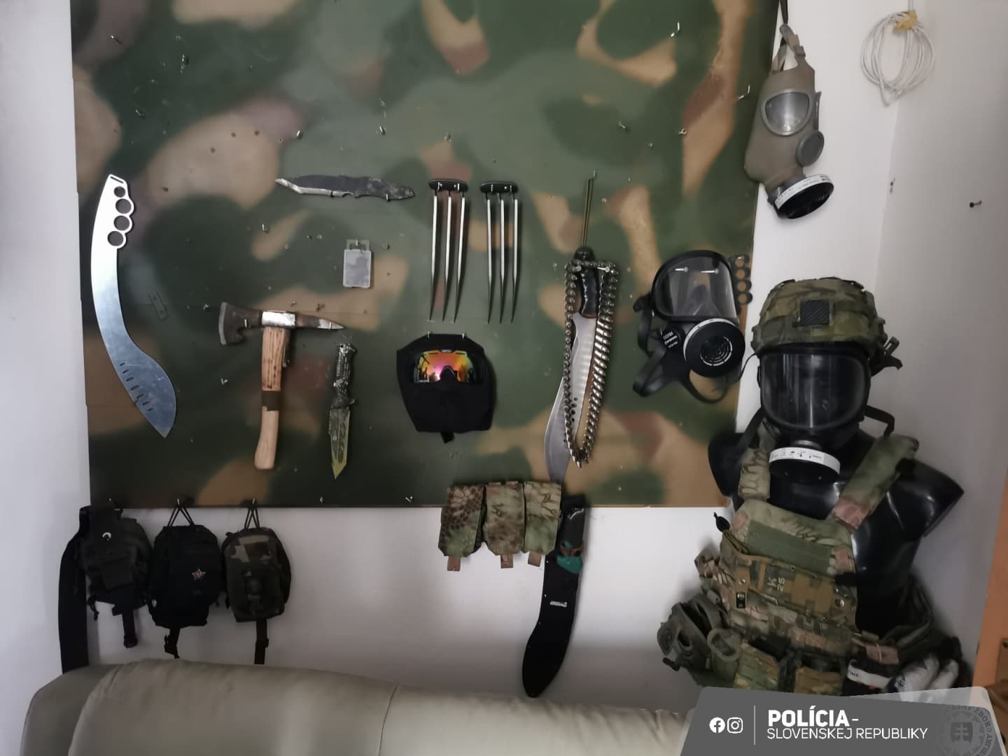 Illegálisan tartott fegyvereket, drogot és TNT-t talált a NAKA – hat személyt vettek őrizetbe (FOTÓK)
