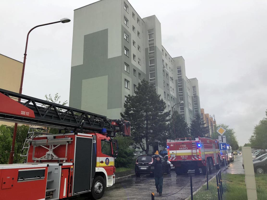 Tűz volt a dunaszerdahelyi SNP tér egyik lakótömbjében, a lakókat evakuálni kellett