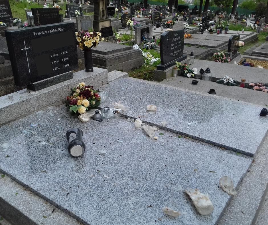 Azt hitték, vandálok garázdálkodtak a temetőben – mint kiderült, sokkal veszélyesebb valami áll az egész mögött