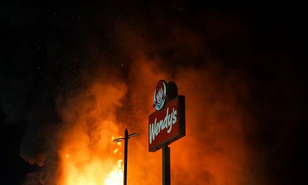 Felgyújtották az atlantai éttermet, ahol rendőrök agyonlőttek egy fekete férfit