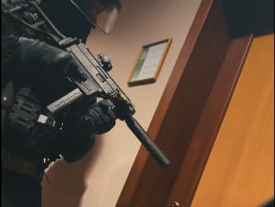 VIDEÓ: Fegyveres razzia? Nem, húsvéti locsolkodás rendőrségi módra