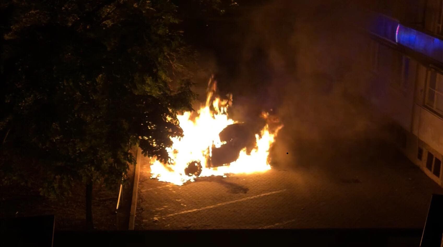 Lángokban állt egy autó az éjszaka a dunaszerdahelyi Duna Palotánál (videó)