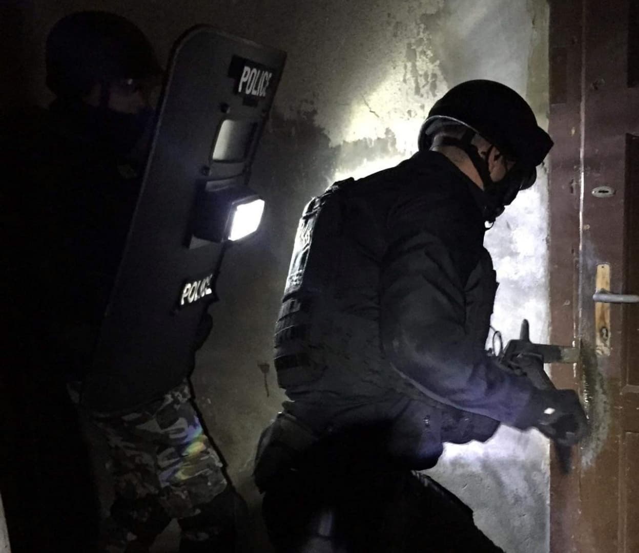 Összehangolt drograzzia zajlott Győrben, fiataloknak árult kokaint és marihuánát egy hatfős banda