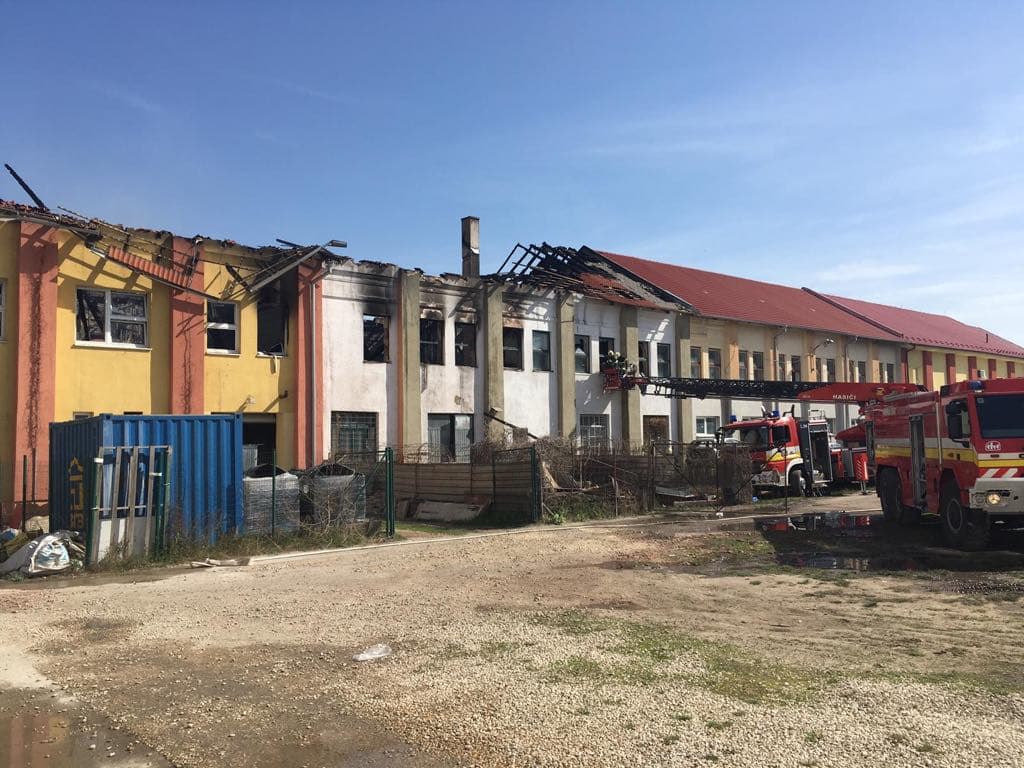 Délutánig még nem sikerült teljesen eloltani a tüzet Érsekújvárban
