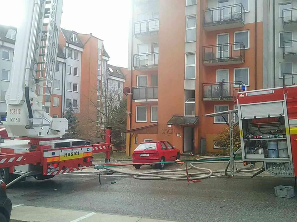 Kigyulladt egy lakóház, hatalmas lángok csaptak fel a lakótelepen (FOTÓK)