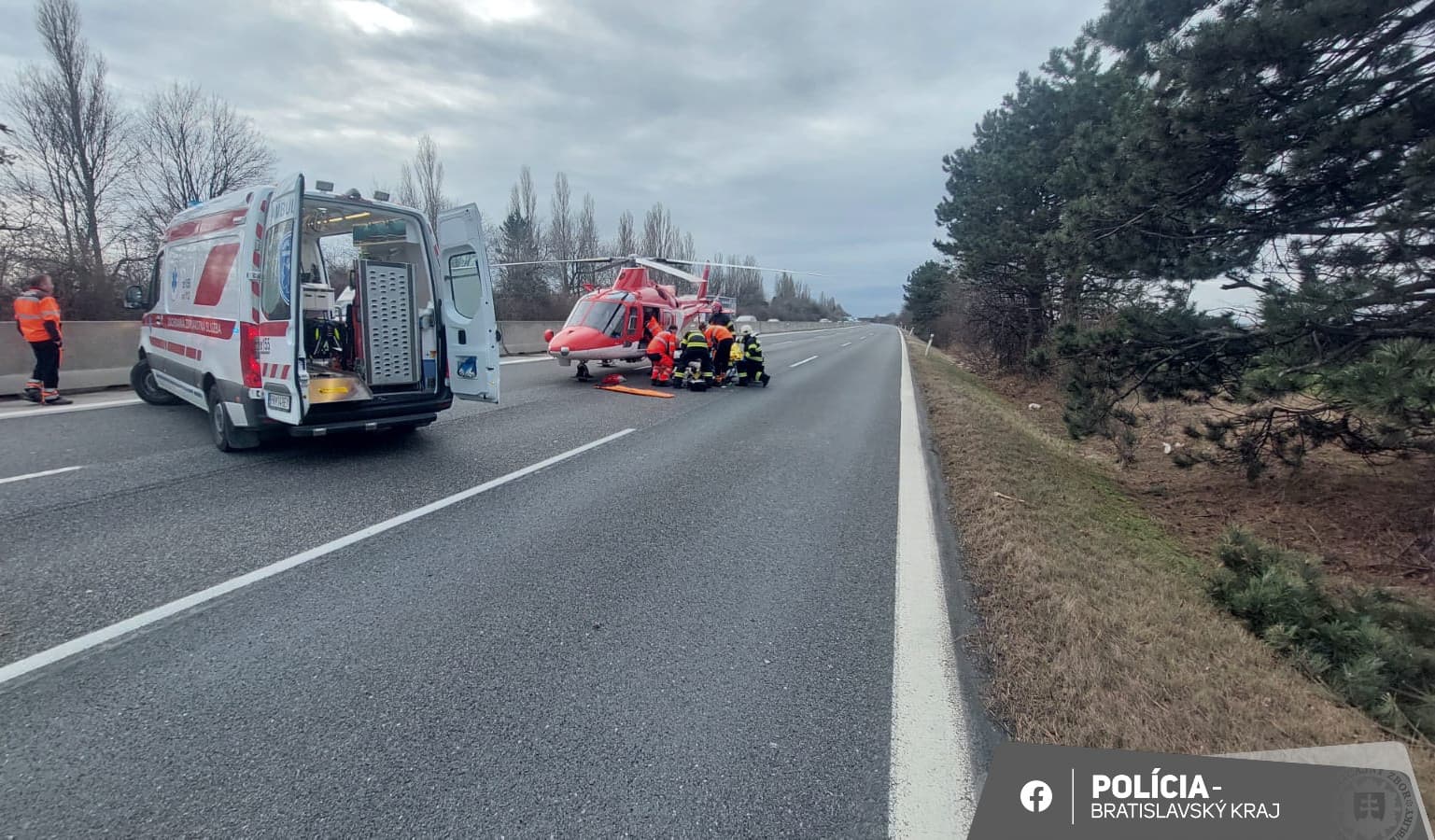 Súlyos baleset a D1-esen: mentőhelikopter a helyszínen, lezárták az autópálya Pozsony felé vezető szakaszát!