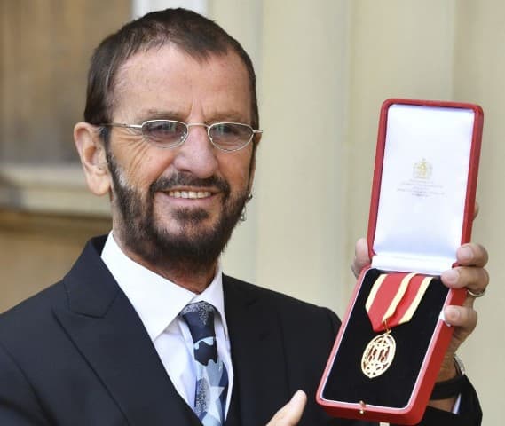 Lovaggá ütötte az angol királynő Ringo Starrt