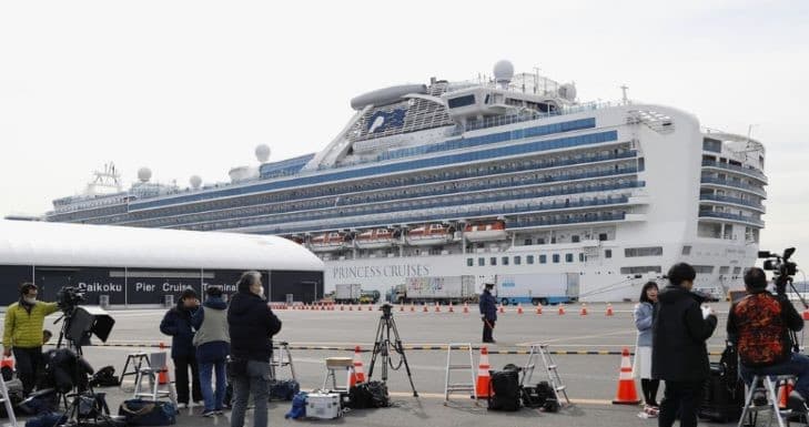 Evakuálják az idős utasokat a japán partoknál veszteglő hajóról