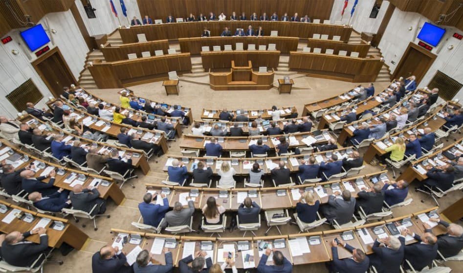 Tizennyolc képviselő megszegte a koalíciós szerződést - együtt szavaztak Kotlebáékkal