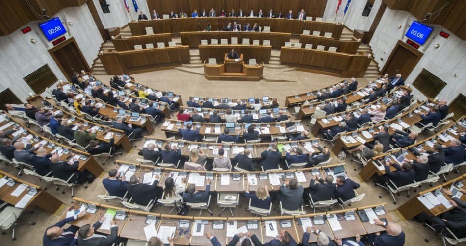 Megkezdődött a kormánnyal szembeni bizalmatlansági indítványról tárgyaló rendkívüli parlamenti ülés