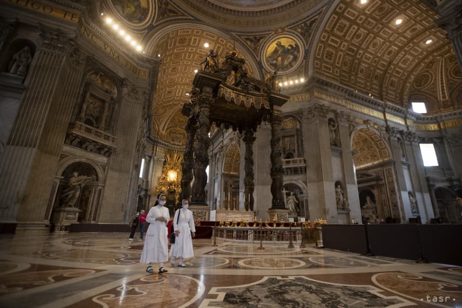 Két aktivista odaragasztotta magát Apollón papjához, Isten nem bottal vert