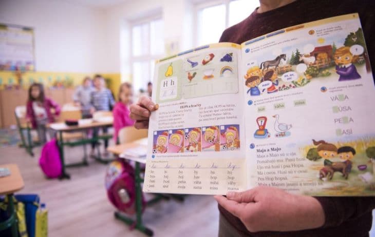 Gröhling: Könnyebben tudnak tankönyvet vásárolni az iskolák