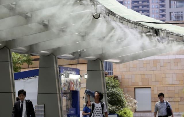 Japánban nyolcvanan meghaltak, és több tízezren kórházba kerültek a hőség miatt