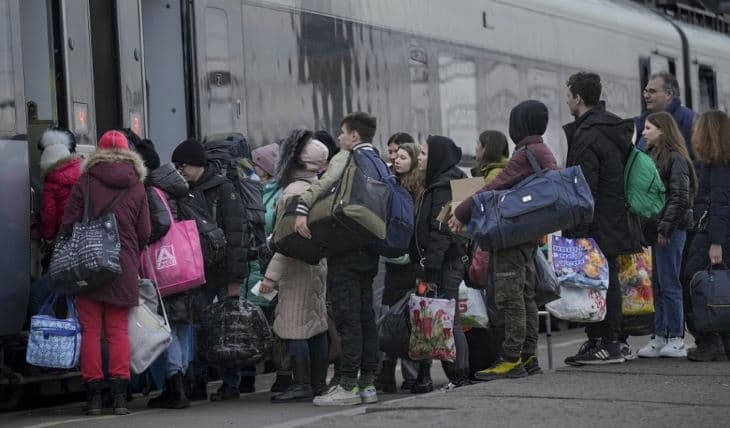 Csökkenti a kormány a menekültek lakhatási támogatásának összegét