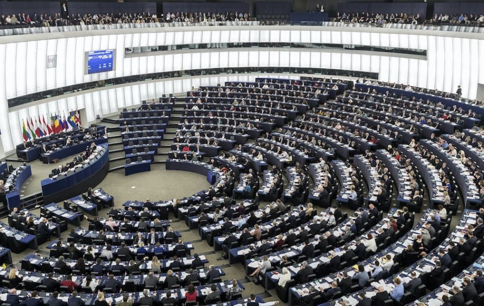 Az Európai Parlament hozzájárult az Ukrajnának szánt 18 milliárd eurós hitelfelvételhez