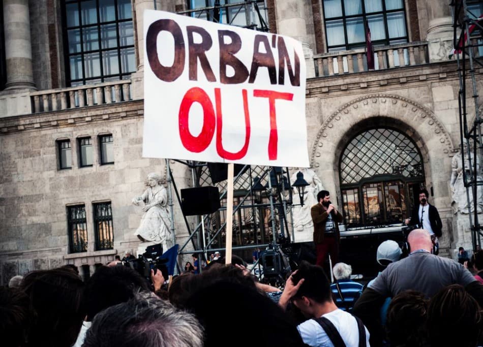 "Nem adjuk a jövőnk, itt maradunk!" – megint tüntettek Orbánék ellen Budapesten
