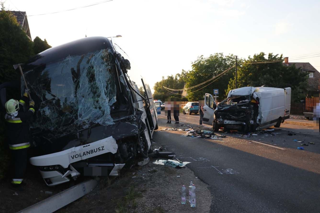 Húszan sérültek meg egy balesetben Győr közelében