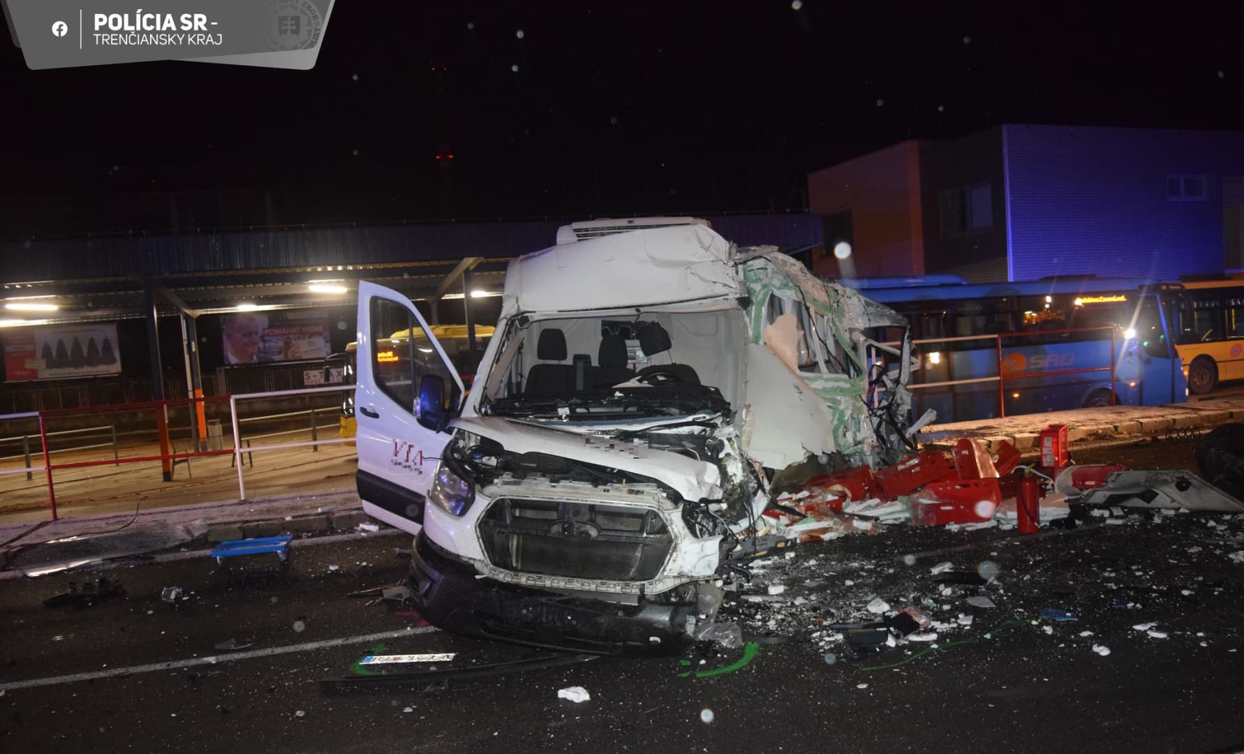 Frontálisan ütközött egy furgon és egy busz, a 22 éves sofőr az életéért küzd a kórházban