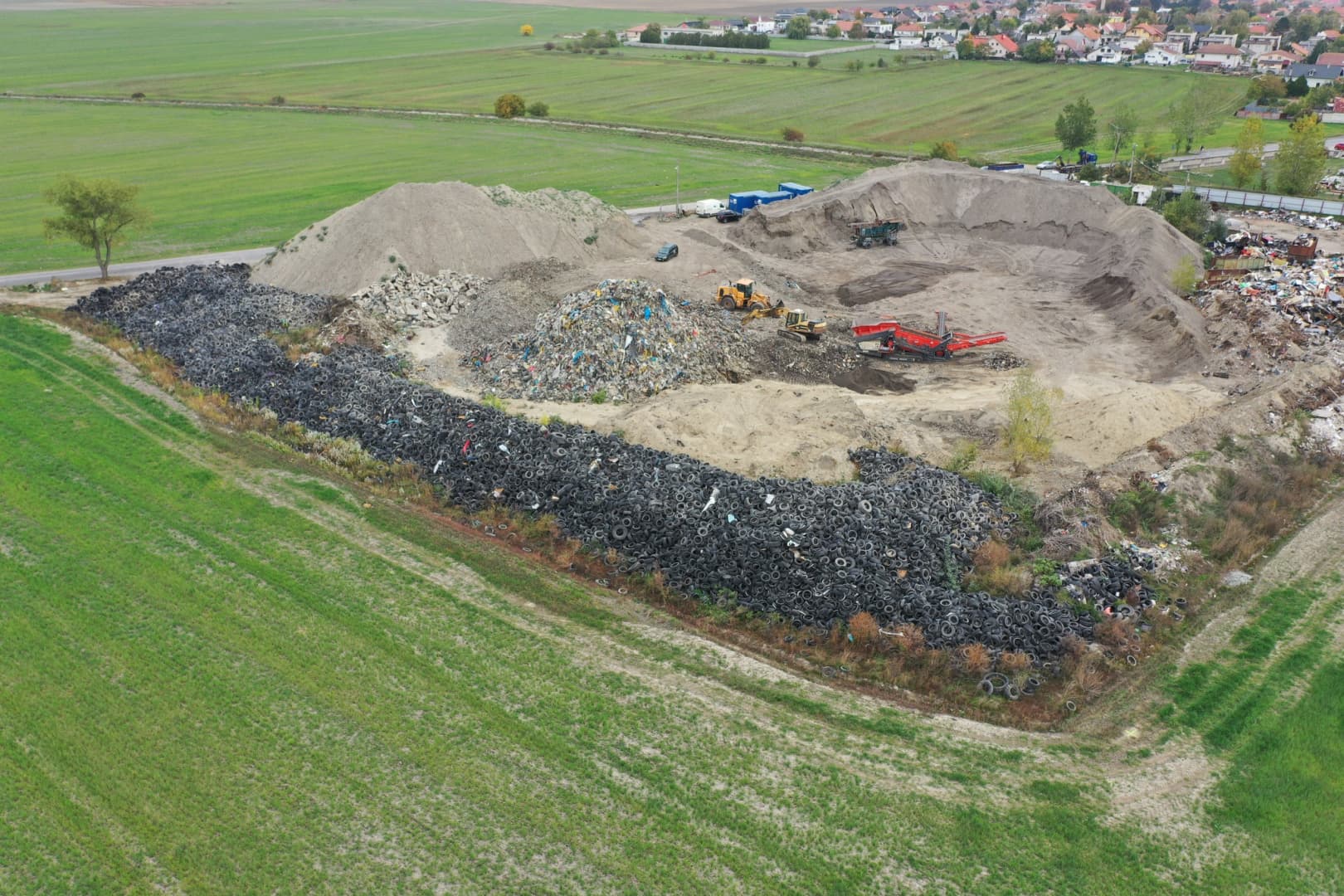 Gumiabroncs-temetőt hozott létre egy fazon Nagymagyaron, súlyosan ráfázhat