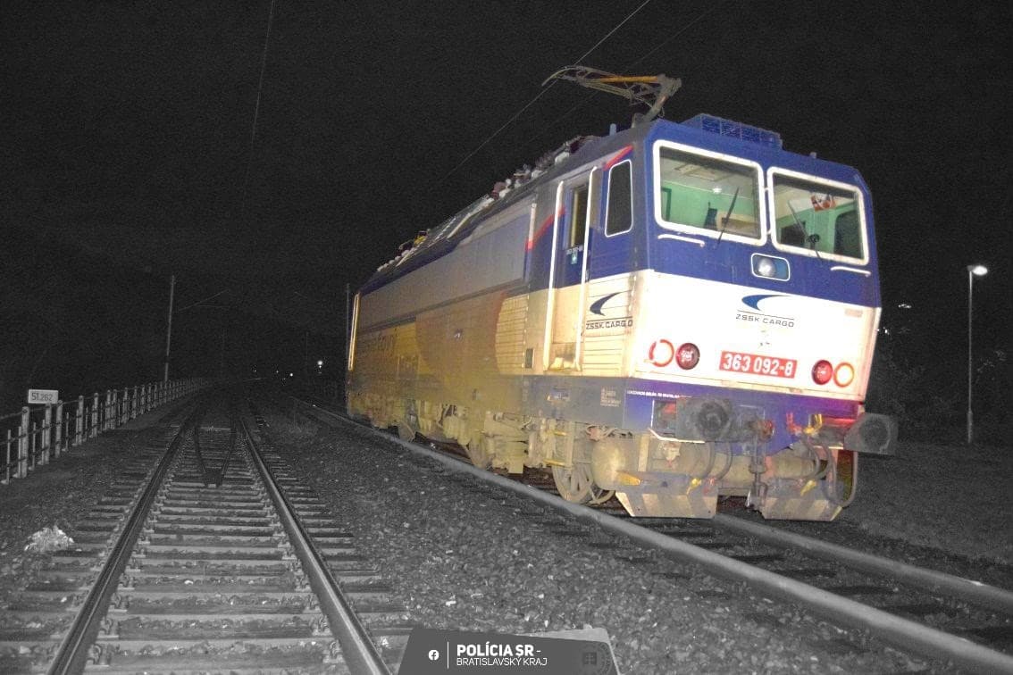 DURVA: Levágta a vonat a síneken üldögélő férfi lábát