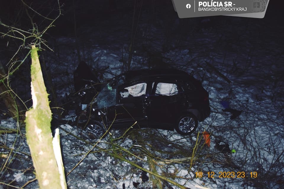 Tragikus baleset: Berepült a fák közé a Škoda, a 41 éves sofőr szörnyethalt