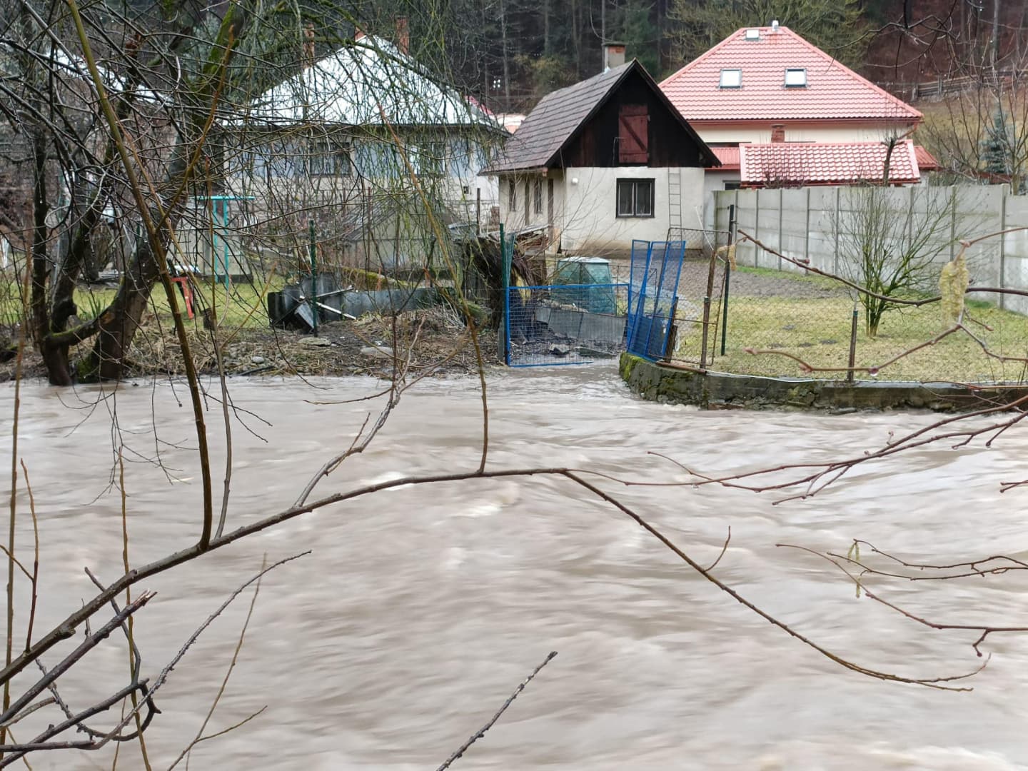 Kiöntött a folyó, harmadfokú árvízriadó lépett érvénybe Rózsahegyen (FOTÓK)
