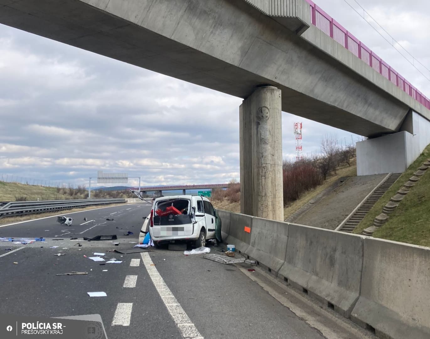Híd betonpillérének ütközött a személykocsi, az 59 éves sofőr a helyszínen meghalt