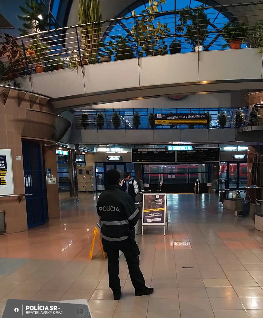 Kést rántott a rendőrökre egy férfi a pozsonyi vasútállomáson