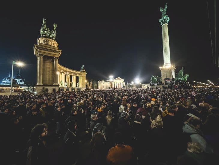 Több tízezer ember gyűlt össze Budapesten, a Hősök terén - a pedofília áldozataiért, a gyermekekért tüntettek