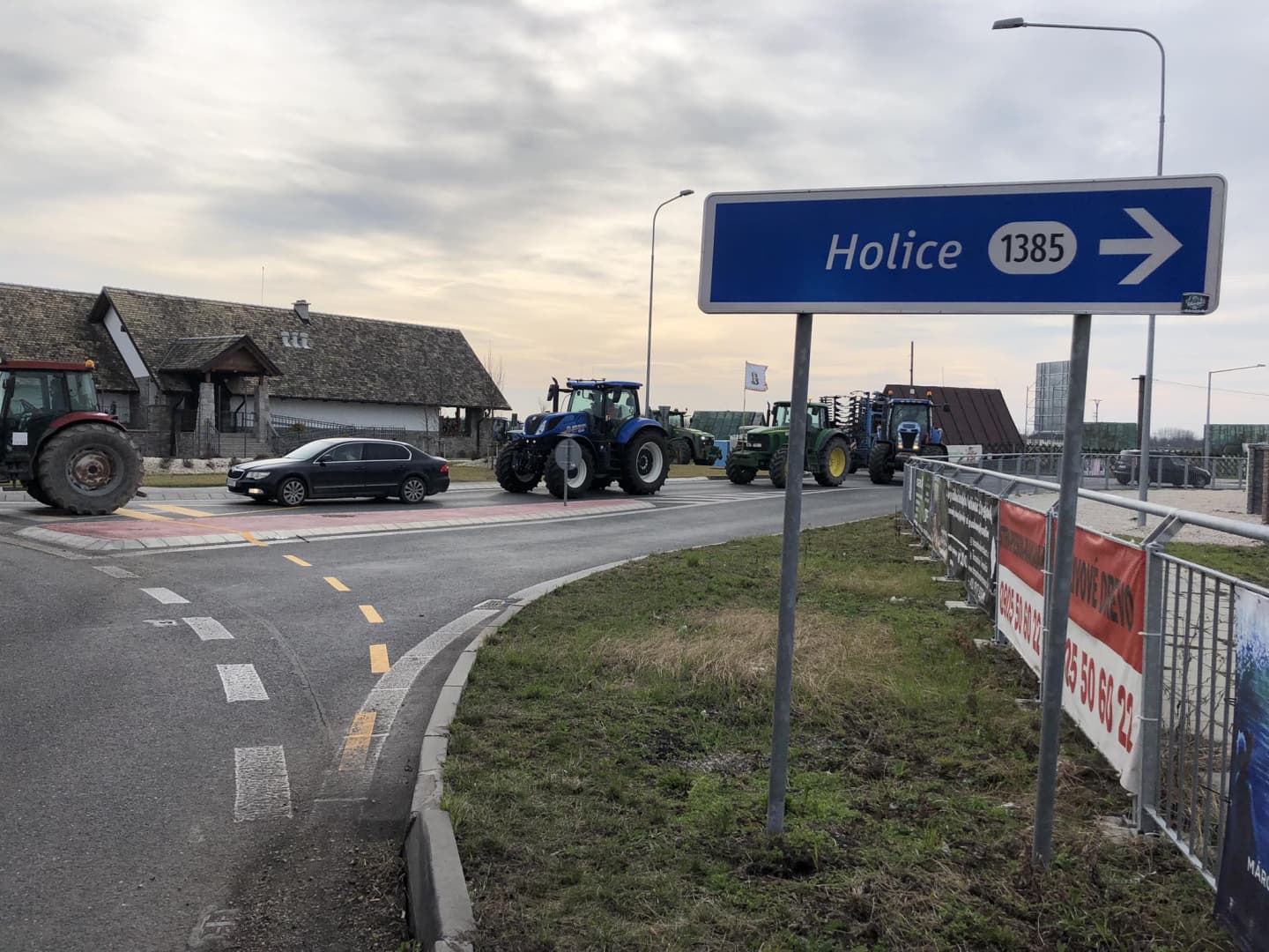 GAZDATÜNTETÉS: Megbénult a forgalom az R7-esen, hosszú sorokban araszoltak a traktorok országszerte (ÉLŐ)