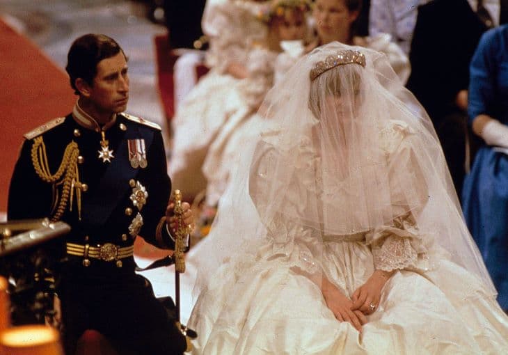 Kiállították Diana hercegnő menyasszonyi ruháját a Kensington-palotában (FOTÓ)