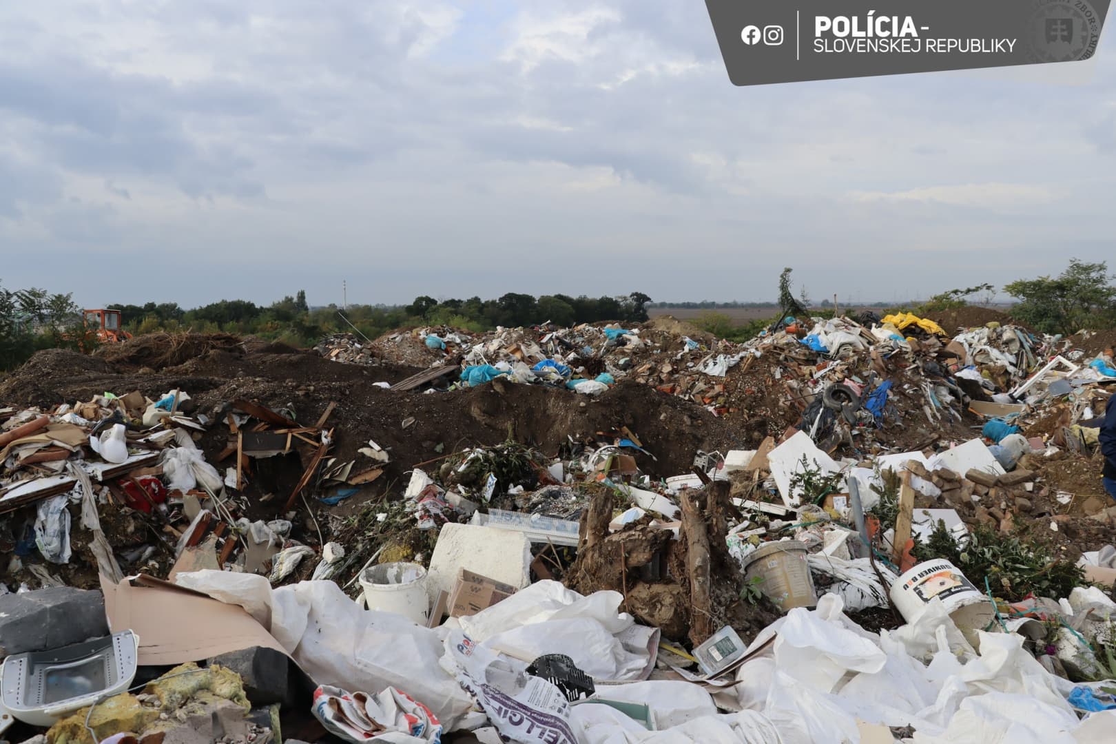 Őrületes mennyiségű hulladékot pakolt le illegálisan egy bakai férfi, több millió euróba kerülhet az elszállítása (FOTÓK)