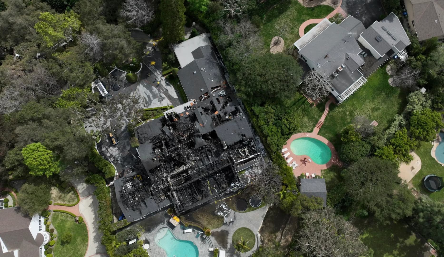 Lángok csaptak fel az Öngyilkos osztag sztárjának luxusotthonában, szinte az egész villa leégett (FOTÓK és VIDEÓ)