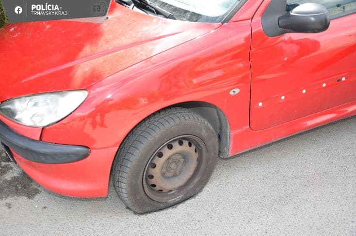 Húsz parkoló autó gumiabroncsait szúrta ki egy férfi Nagymagyaron