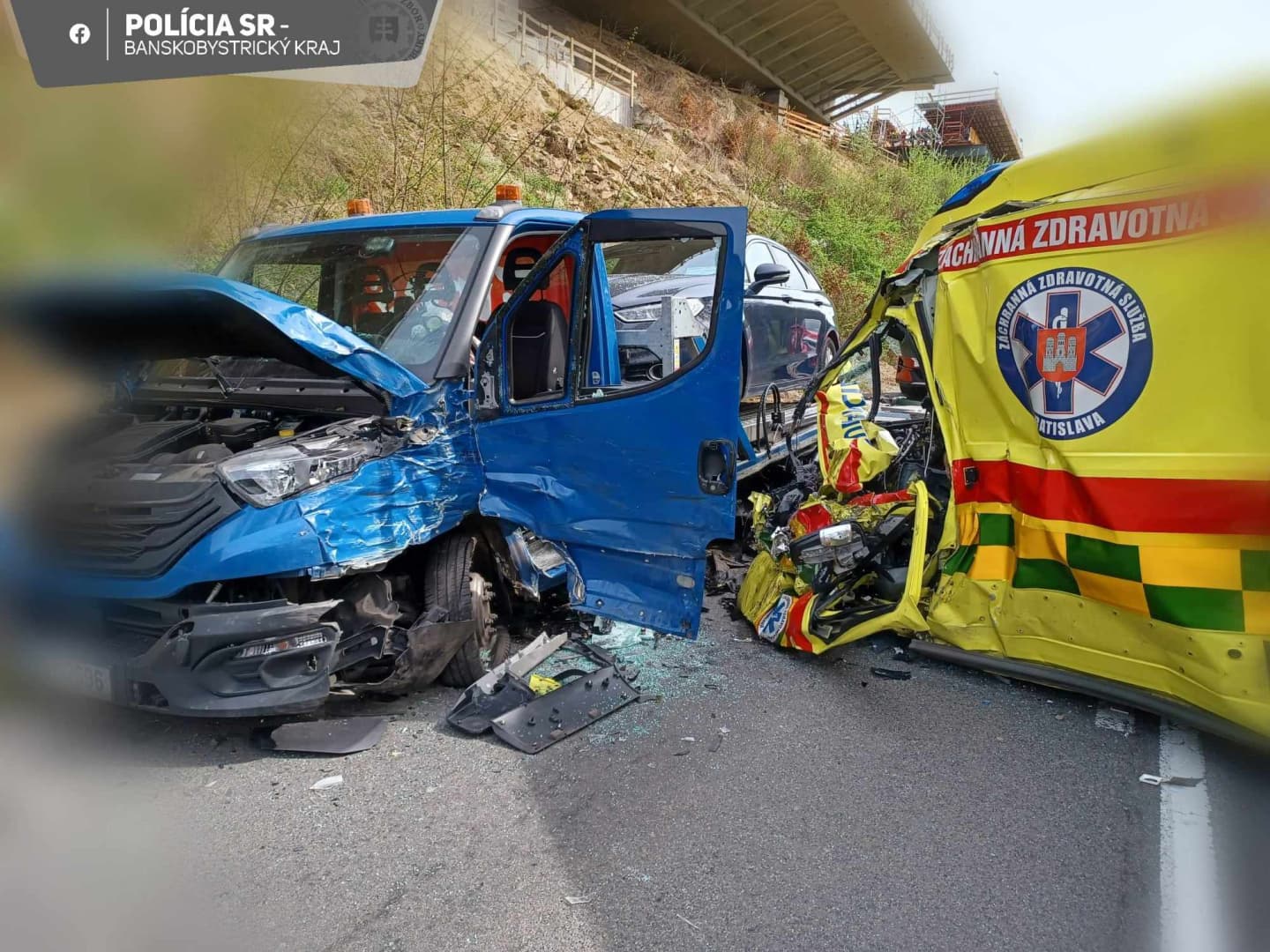 Borzasztó baleset: autómentővel ütközött frontálisan egy mentőkocsi – utóbbi sofőrje meghalt (FOTÓK)