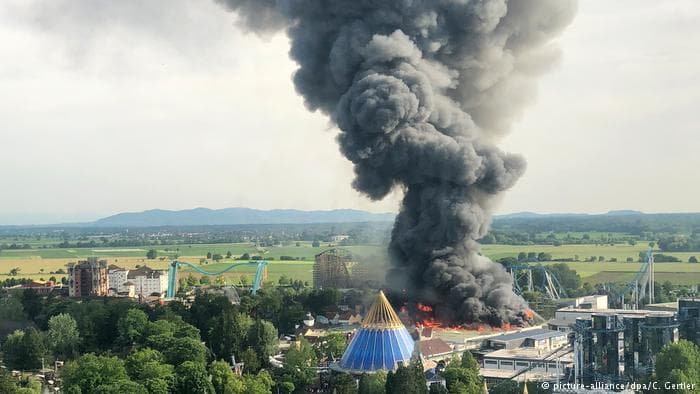 Tűz ütött ki Németország legnagyobb élményparkjában, hét tűzoltó megsérült
