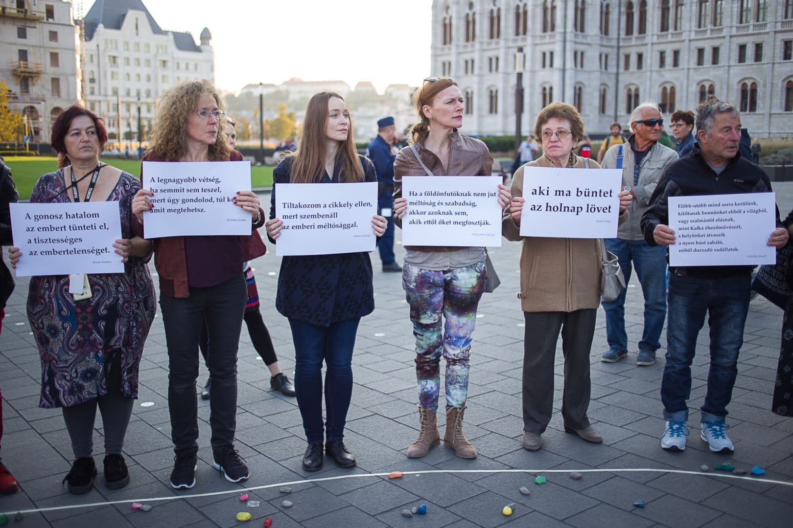Kortárs magyar írókkal tüntettek több százan Budapesten, amiért Orbánék hétfőtől szigorúan büntetik a hajléktalanságot