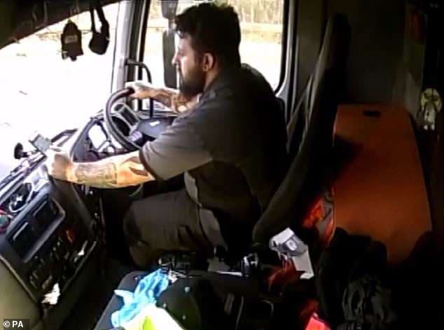 Halálos balesetet okozott egy kamionos, mert vezetés közben mobilozott (videó)