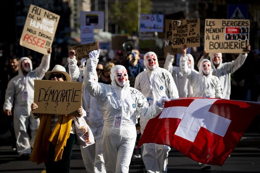 Ezrek tüntettek Svájcban a járványügyi intézkedések ellen