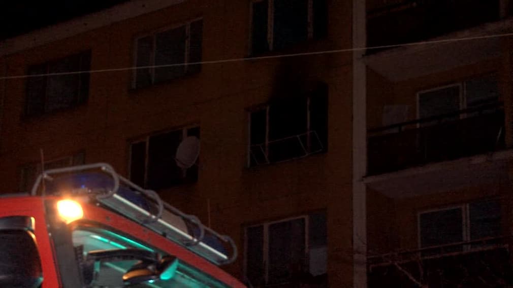 Súlyosan megégett egy kisbaba a lakástűzben – az anya részeg volt, a gyerekek cigizhettek