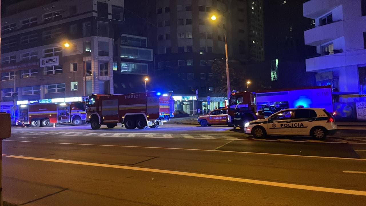 Robbanásokat hallottak Pozsonyban, egy tűzoltó a robbanás után a földre zuhant (VIDEÓ)