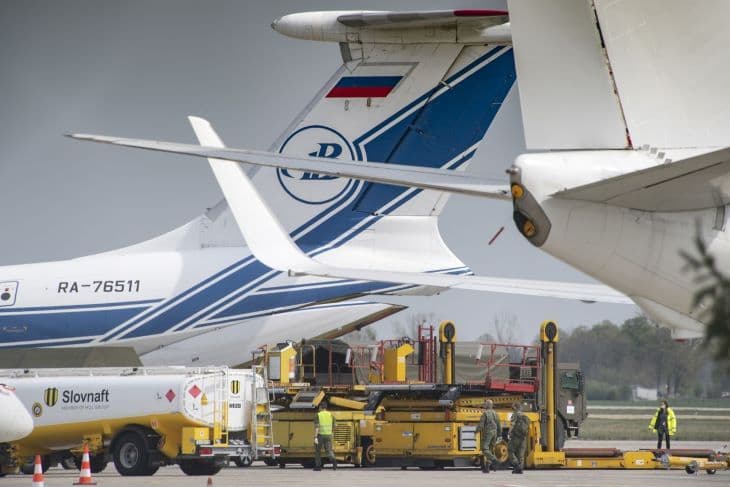 Újabb egészségügyi eszközök érkeztek Szlovákiába - több mint 20 tonna szállítmánnyal landolt a Kínából érkező repülőgép Pozsonyban