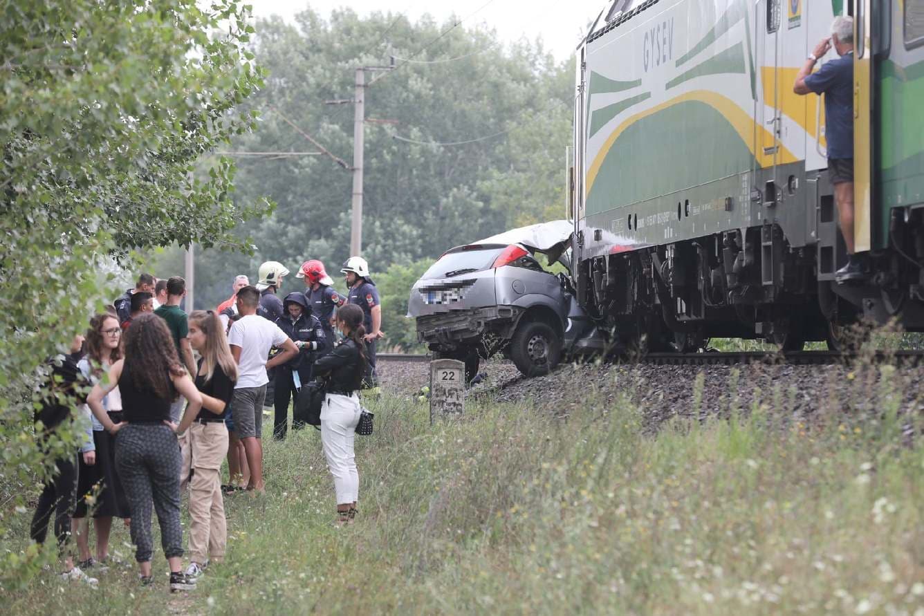 Autót gyűrt maga alá a vonat Győrben