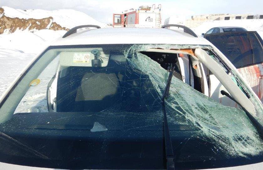 Hatalmas jégdarab zuhant egy kamionról az Octaviára Somorjánál, a sofőr megsérült