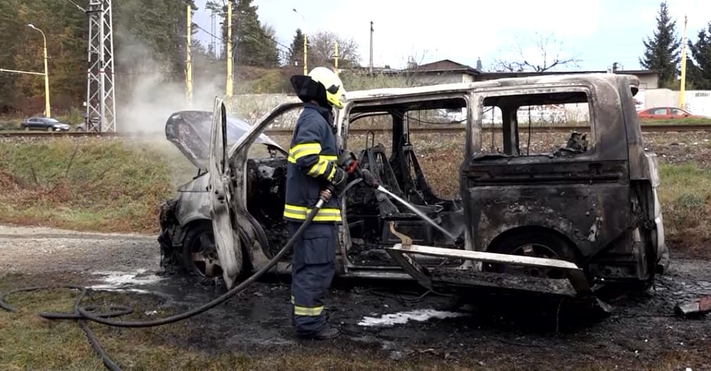 Menet közben gyulladt ki egy autó – a kocsiból csak a megégett karosszéria maradt