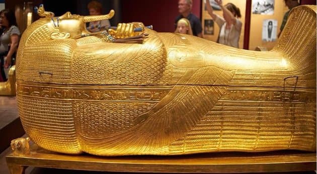 Bemutatták Tutanhamon felújítás alatt álló külső aranyozott fakoporsóját