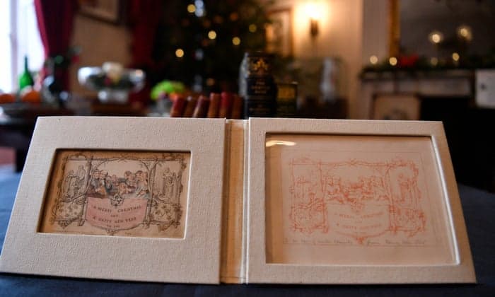 Kiállították a világ első nyomtatott karácsonyi képeslapját a Dickens Múzeumban 
