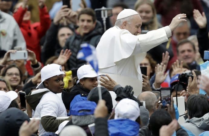 Ferenc pápa menekült gyerekeket vitt körbe a pápamobillal