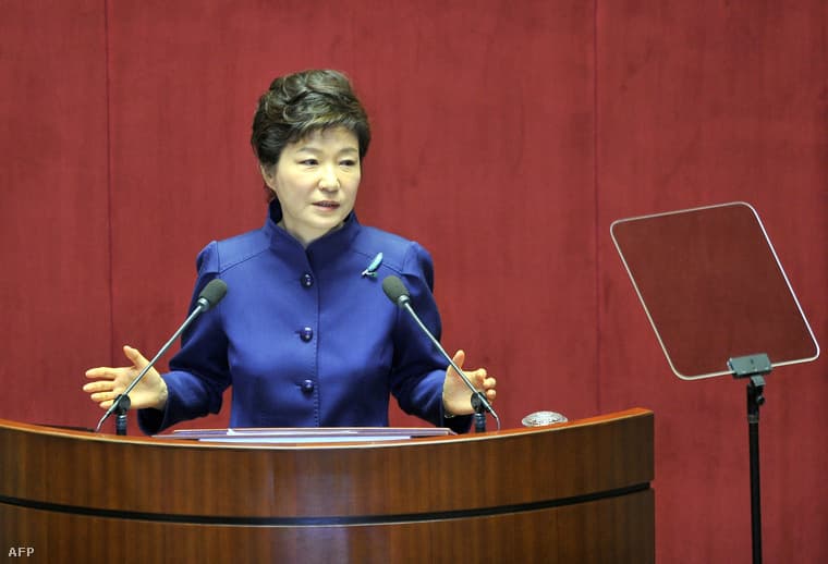Elhagyta az elnöki palotát a leváltott dél-koreai elnök