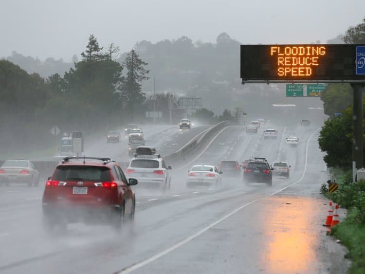 Felhőszakadás és hóvihar tombol Kaliforniában, már halálos áldozatok is vannak